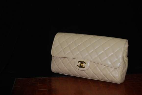  CHANEL  Pochette en cuir agneau matelass