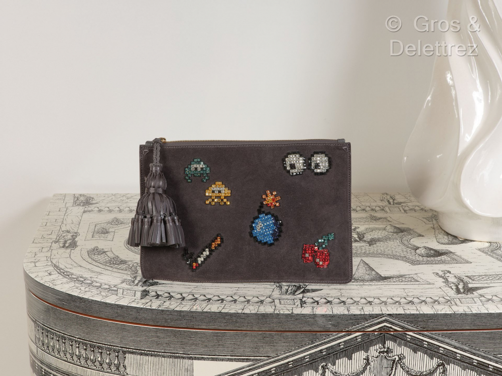 Anya HINDMARCH - Pochette 30cm en veau velours... - Lot 119 - Gros & Delettrez