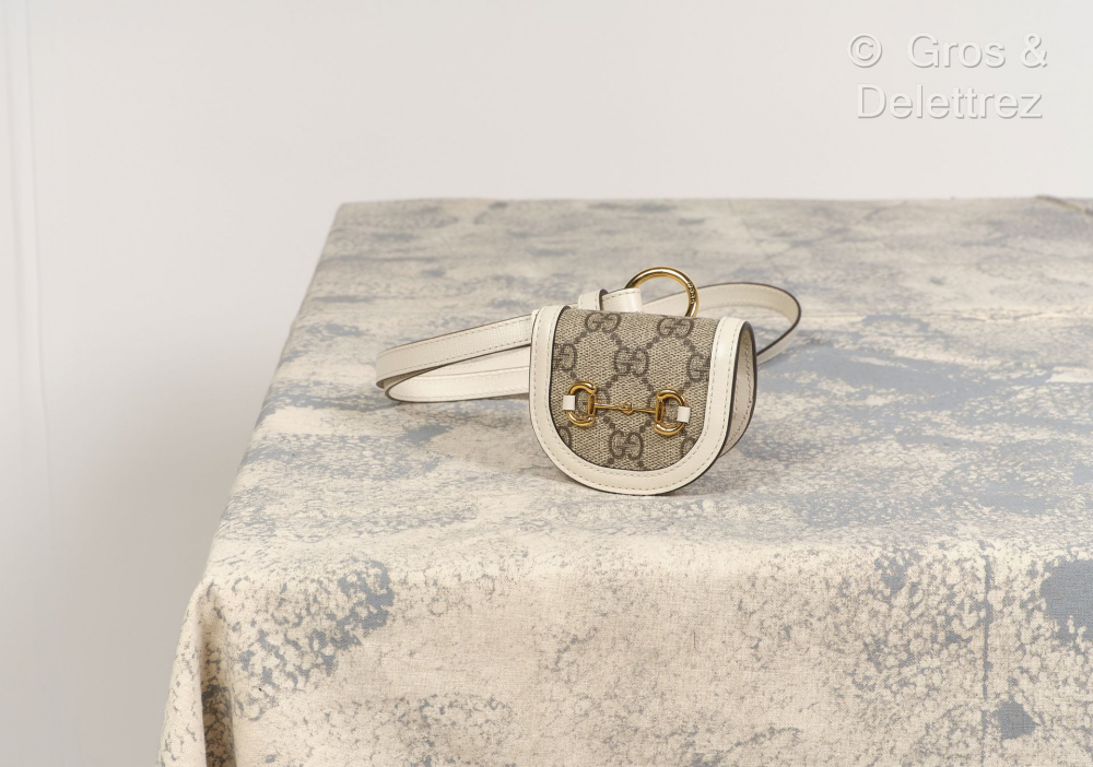 GUCCI - Porte air-pods "Mors" en toile enduite... - Lot 243 - Gros & Delettrez