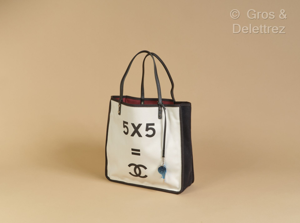 CHANEL - Sac cabas en toile blanche et noir,... - Lot 130 - Gros & Delettrez