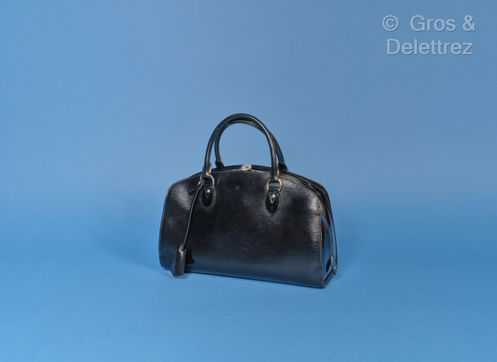 Louis VUITTON - Sac «Pont Neuf» 35cm en cuir... - Lot 69 - Gros & Delettrez