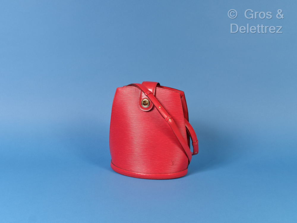 Louis VUITTON Sac "Cluny" 26cm en cuir épi... - Lot 98 - Gros & Delettrez