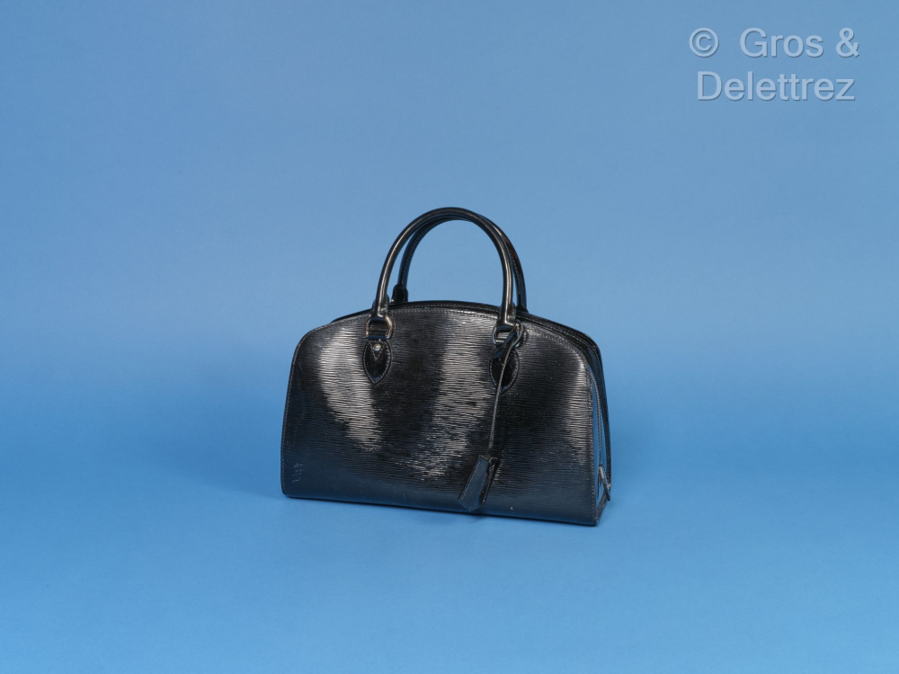 Louis VUITTON Sac "Pont Neuf" 35cm en cuir... - Lot 100 - Gros & Delettrez