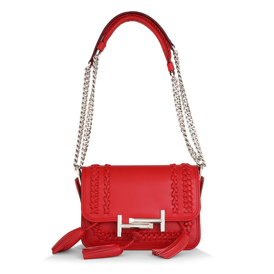 TOD'S, Sac porté épaule ou cross body en cuir rouge Bijouterie en métal nikelé, intérieur en tissu rouge Long.: 26 cm - Haut.: 21...