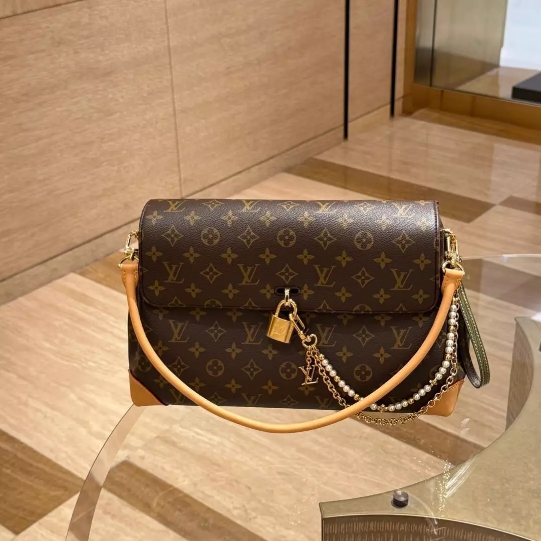 Louis Vuitton Hide Away MM bag in Monogram canvas